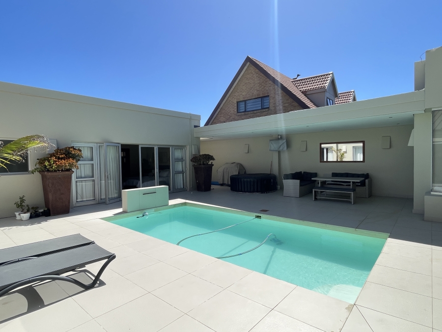 To Let 4 Bedroom Property for Rent in Flamingo Vlei Western Cape